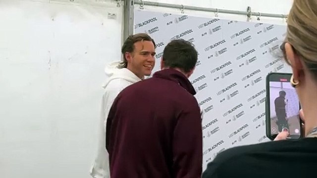 Watch as pop superstar Olly Murs arrives in Blackpool for Switch On and meets himself