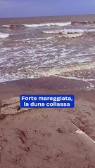 Forte mareggiata, la duna collassa: il video