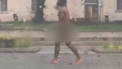 Il video dell'uomo nudo in centro a Bergamo: la camminata sotto la pioggia con i passanti che riprendono