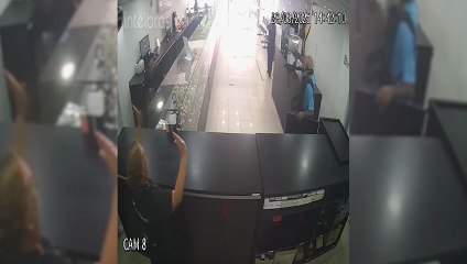 Assalto cinematográfico a loja de luxo é registrado por câmera de segurança