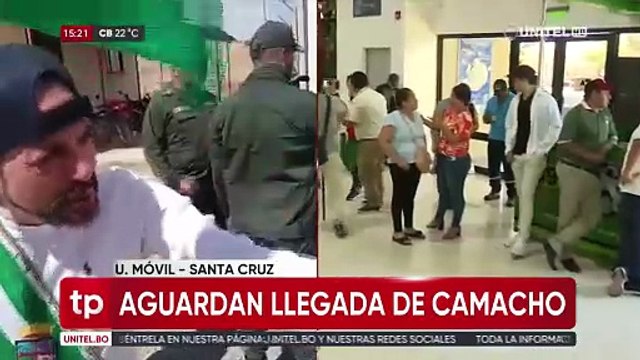 Simpatizantes esperan con banderas al gobernador cruceño en el aeropuerto de Viru Viru