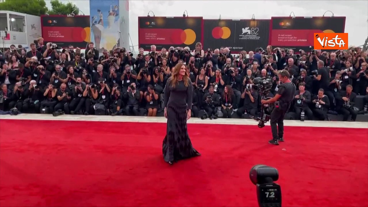 Venezia 82, Julia Roberts elegantissima in total black per la sua prima volta al Lido