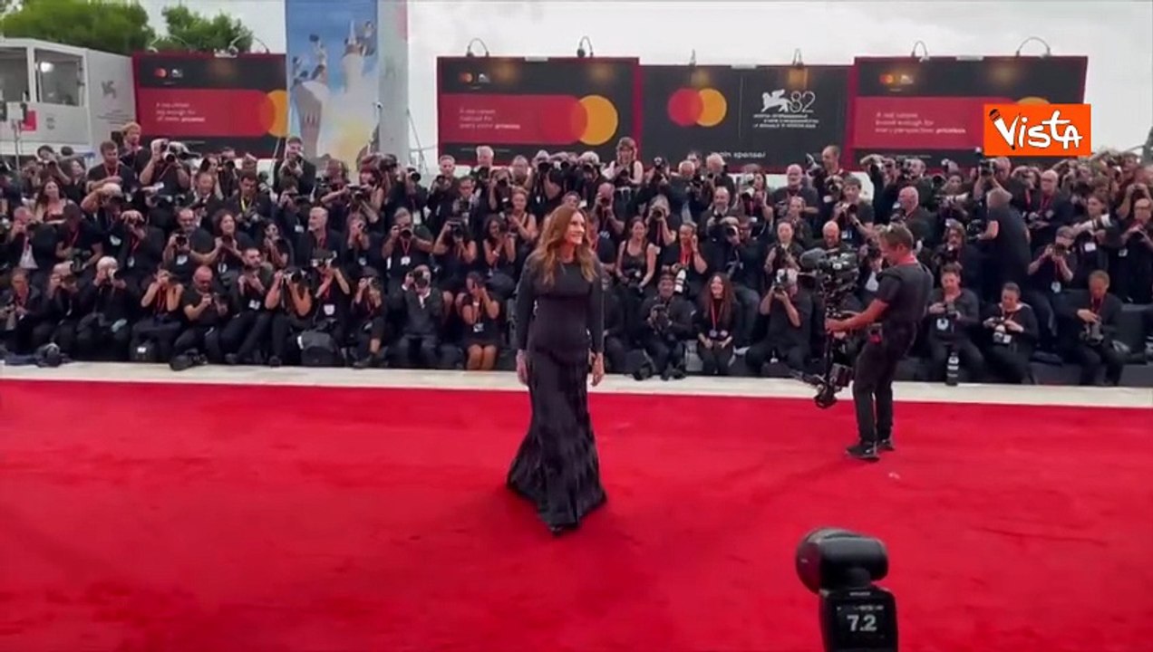 Venezia 82, Julia Roberts elegantissima in total black per la sua prima volta al Lido