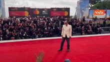 Venezia 82, jeans e giacca a fiorellini per Luca Guadagnino sul red carpet del suo film "The Hunt"
