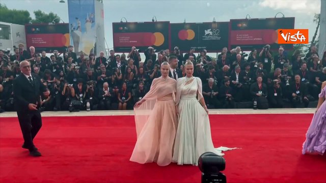 Venezia 82, Lady Eliza e Amelia Spencer, nipoti di Diana, sul red carpet con due abiti uguali