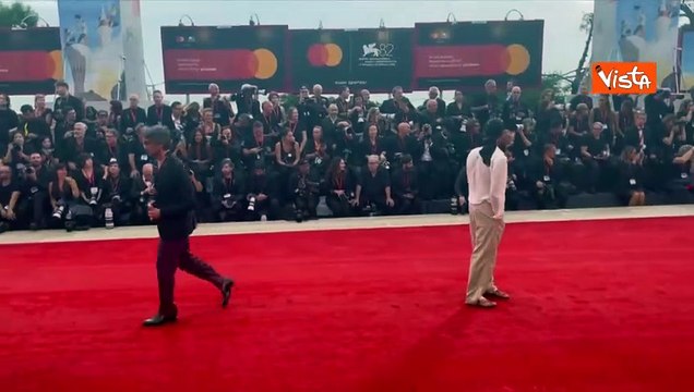 Venezia 82, look piratesco per Stefano Guerrera con bandana leopardata e infradito sul red carpet