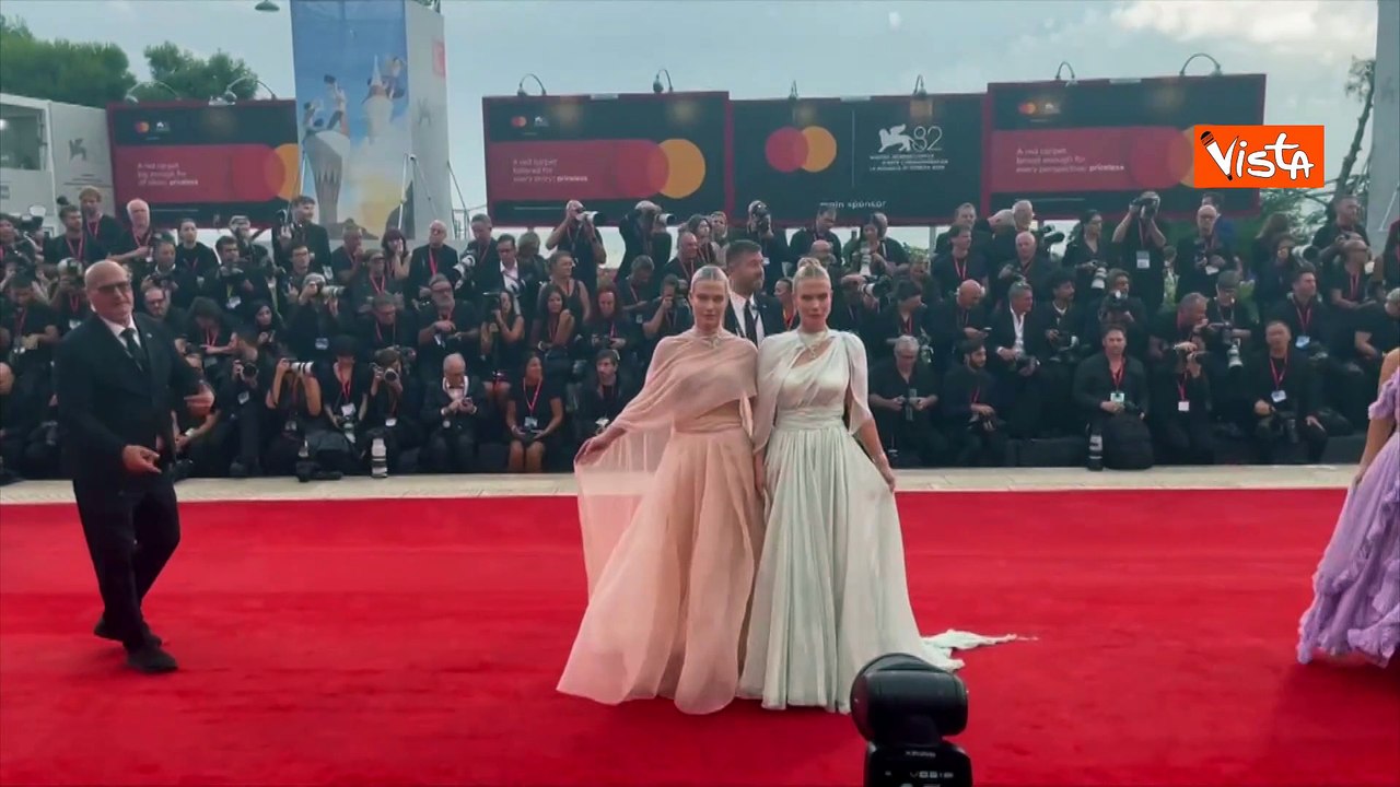 Venezia 82, Lady Eliza e Amelia Spencer, nipoti di Diana, sul red carpet con due abiti uguali
