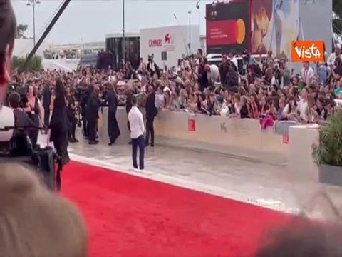 Venezia 82, fan in delirio per Julia Roberts. La star firma autografi sul red carpet