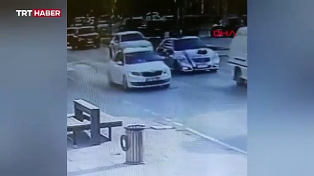 Düğün konvoyundaki çakarlı araçtan havaya ateş açtılar