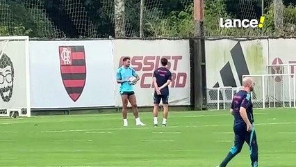 Danilo tem longa conversa com Rodrigo Caio em treino do Flamengo