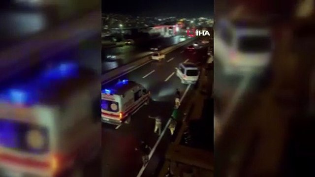 Hafif ticari araç, lastiği patlayan otomobile çarparak yan yattı: 2 çocuk yaralı