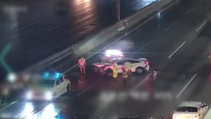 빗길에 미끄러진 택시, 중앙분리대 충돌...3명 다쳐 / YTN