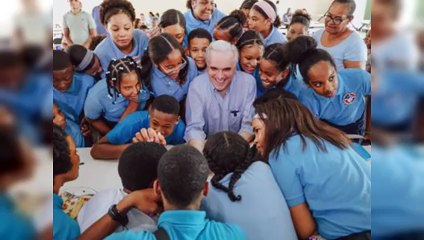 Ministro De Camps motiva a estudiantes en San Cristóbal