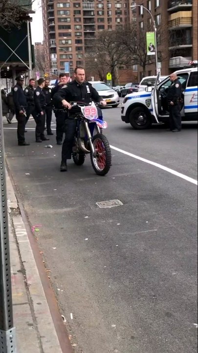 lorsque la police se prend pour un " cascadeur 😂😂..."