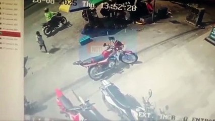 niño escolar un local comercial en Guayaquil, Ecuador.