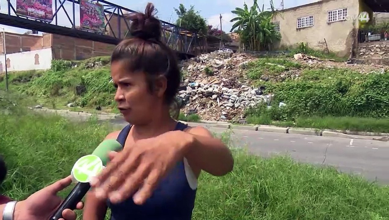Puente peatonal incompleto en Avenida Malecón obliga a vecinos a cruzar entre autos