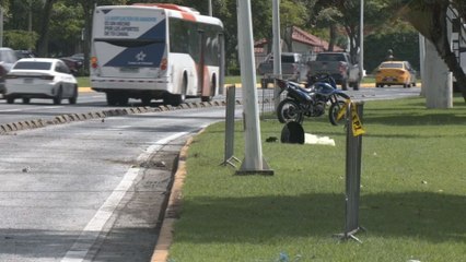 Motociclista muere al impactar contra un poste en la Cinta Costera