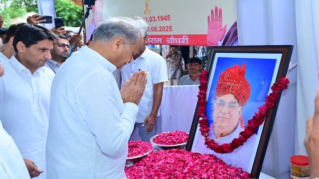 Video: गहलोत- हुड्डा पहुंचे मोहनगढ़, कर्नल सोनाराम को दी श्रद्धांजलि