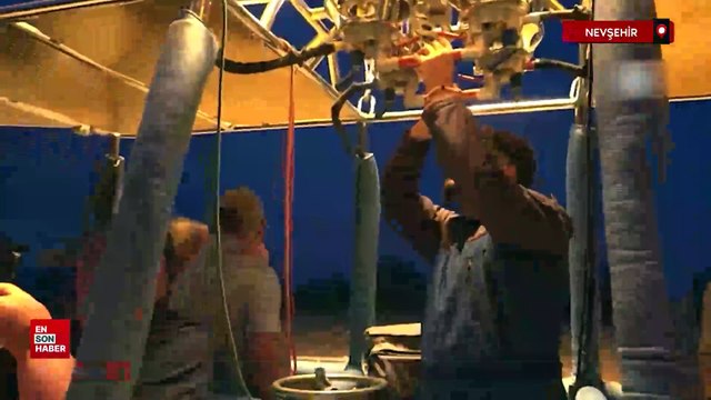 Kapadokya'da balonlar Türk bayraklarıyla uçtu