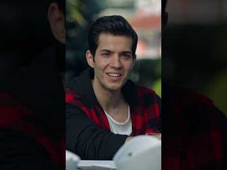 هيك الهدايا و إلا بلاش 😆 | مسلسل عزيزة #azize #shorts #kanald #handeerçel