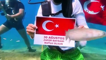 Deniz dibinde Türk bayraklı 30 Ağustos kutlaması