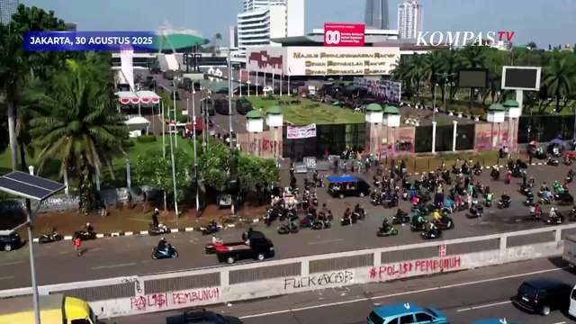 Terbaru! Visual Udara Gedung DPR-Polda Metro, Halte Transjakarta Hangus Pasca Demo