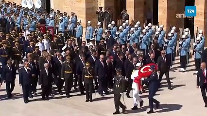 Cumhurbaşkanı Anıtkabiri ziyaret etti, "Recep Tayyip Erdoğan" sloganları