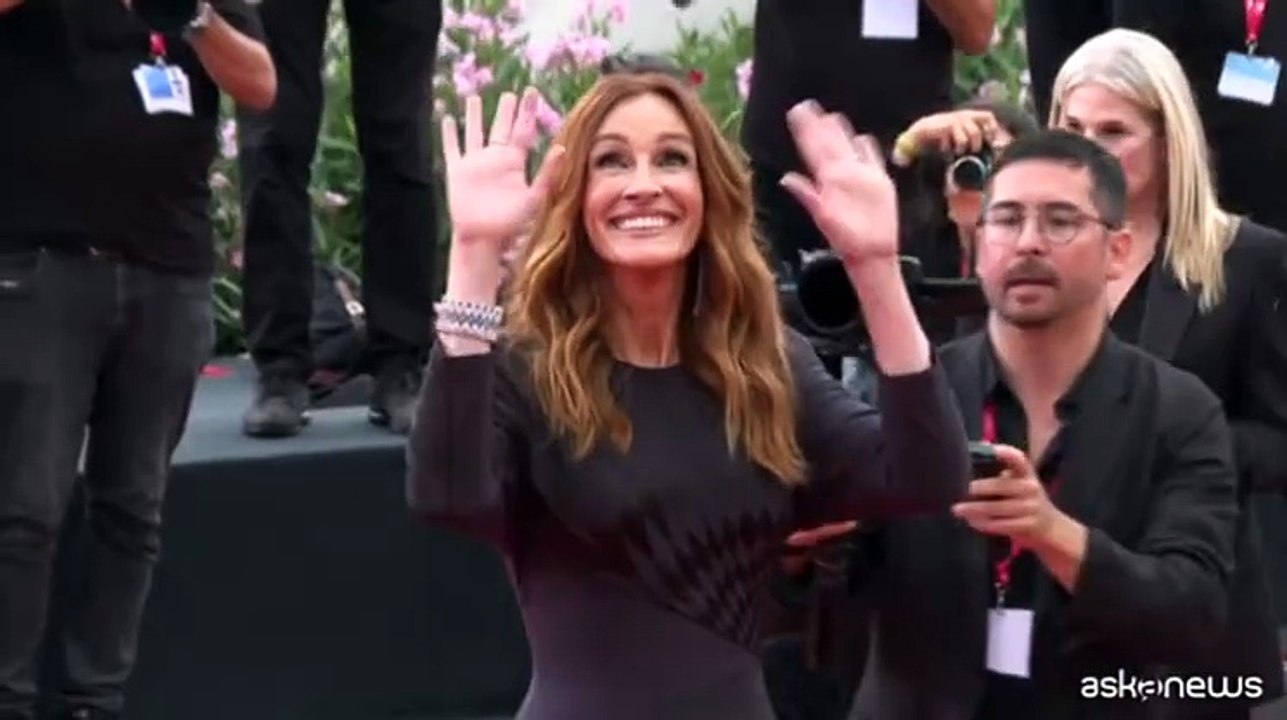 A Venezia Julia Roberts illumina il red carpet dopo la pioggia