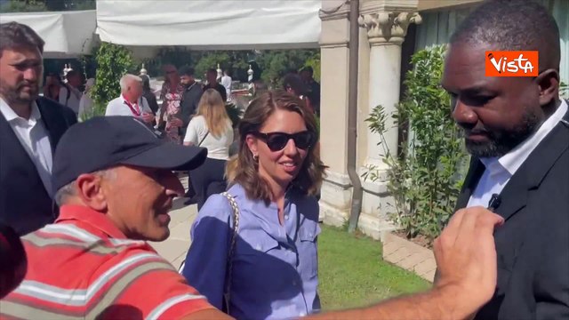 Venezia 82, Sofia Coppola firma autografi al suo arrivo al Lido