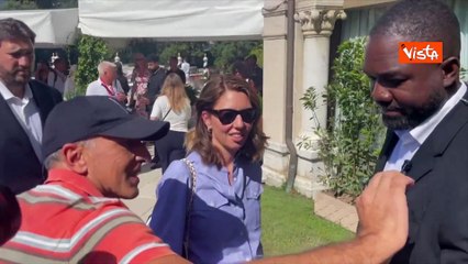 Venezia 82, Sofia Coppola firma autografi al suo arrivo al Lido