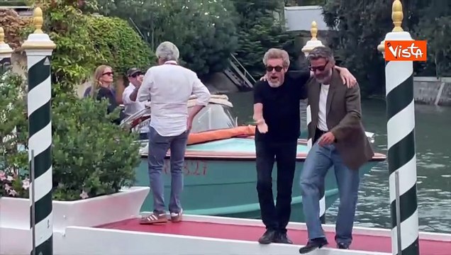 Venezia 82, Willem Dafoe e Oscar Isaac si abbracciano e scherzano con i fotografi al Lido