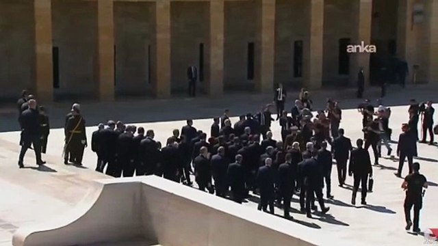 Erdoğan, Anıtkabir’de ‘Ümmetin umudu ve Reis’ sloganlarıyla karşılandı