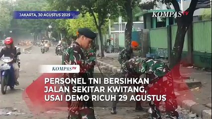 Momen Para Personel TNI Bersihkan Jalan Sekitar Kwitang, usai Demo Ricuh 29 Agustus