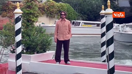 Venezia 82, Paolo Strippoli in posa per i fotografi al Lido