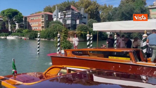 Venezia 82, Paola Bettinaglio in posa per i fotografi al Lido