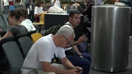 Mourinho, uno más entre la multitud en el aeropuerto de Estambul