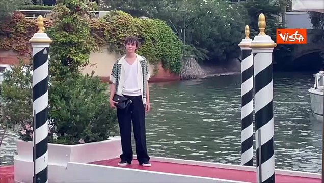 Venezia 82, Giulio Feltri in posa per i fotografi al Lido