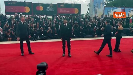 Venezia 82, Rahi Chadda con maxi stivali cuissard in pelle sul red carpet