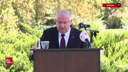 Bakan Güler, Zafer Bayramı dolayısıyla Devlet Mezarlığı'nı ziyaret etti