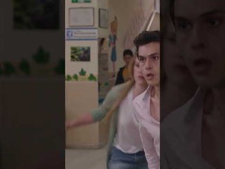 لارا بتحاول تهرب من أبوها مع علاء 🤔 | مسلسل حكاية بودروم #حكاية_بودروم #bodrummasalı #kanald #shorts