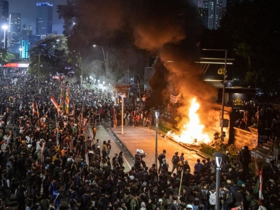 Proteste in indonesien: demonstranten zünden parlament an