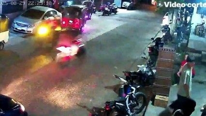 Captan a encapuchados con pistola en mano asaltando negocio en Comayagüela