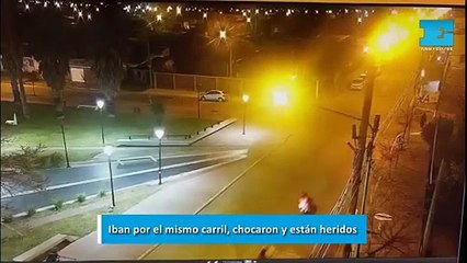 VIDEO. Dos motociclistas iban por el mismo carril, chocaron entre sí y están heridos