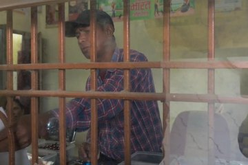 ड्यूटी छोड़ फार्मासिस्ट चलाता है मेडिकल दुकान, इधर अस्पताल में दवाइयां बांटता है प्यून