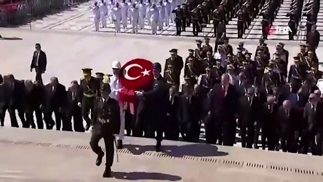 Cumhurbaşkanı Erdoğan Anıtkabir'i ziyaret etti, yine ''Recep Tayyip Erdoğan'' sloganları yükseldi