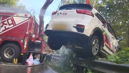 전기차 택시 기둥 충돌 뒤 화재...1명 사망·2명 중상 / YTN