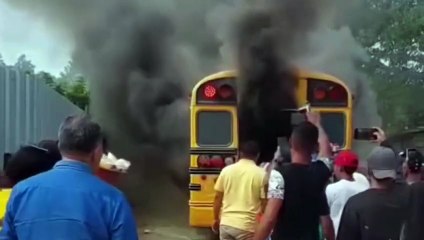 '¡Bájense rápido!': Bus repleto de simpatizantes de Libre se incendia en Yoro