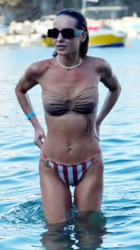 Flavia Mihasan - 16-21.08.2024 \În aeroport și în avion,zburând către Bali, Creta, cu Viviana și boracii. \Piscină,plajă.Țâțe cu silicoane,stoarse și lăsate,craci zbârciți,vergeturi și piele boțită.\Pirații\Piscină,puradeii.Aeroport.