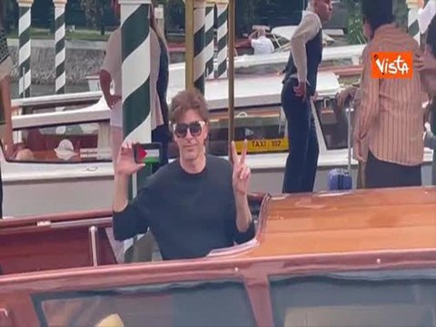 Venezia 82, Michele Riondino arriva al Lido e mostra bandiera Palestina sulla cover del telefono