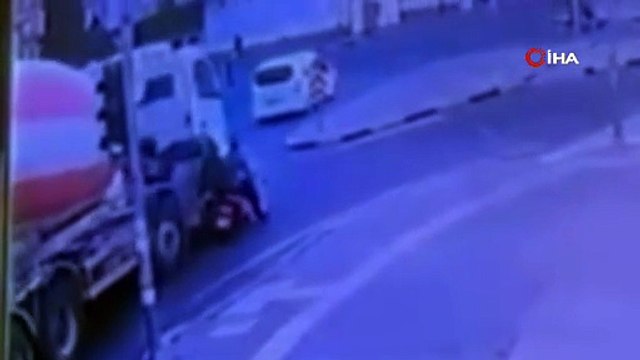 Motosiklet sürücüsünün ölümden kıl payı kurtulduğu anlar kamerada
